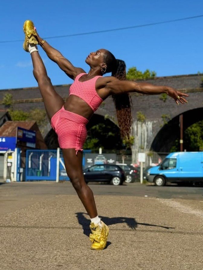 Shelly modelling sportswear movement